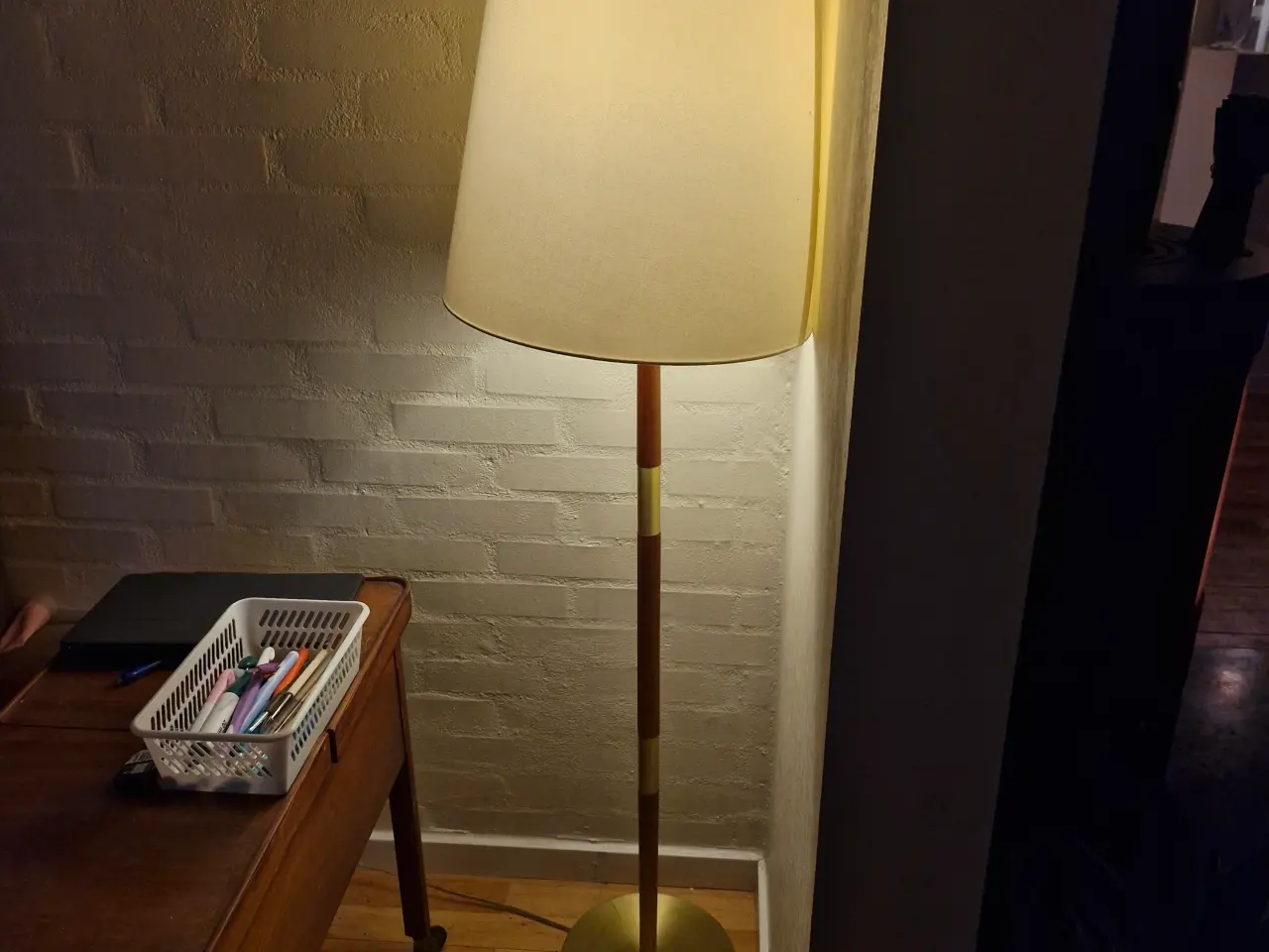 Billede 2 - Standerlampe I teaktræ/messing/"guld"
