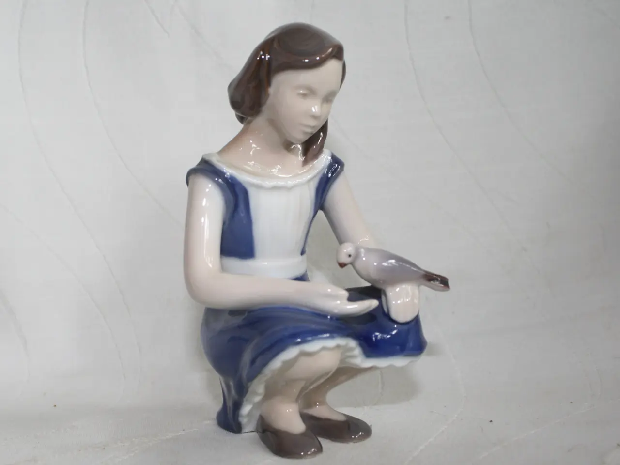 Billede 1 - Pige med due, figur fra Bing & Grøndahl 