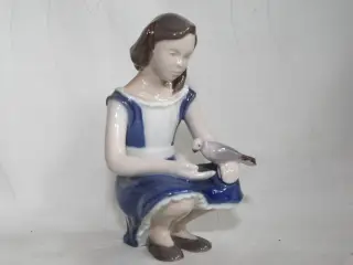 Pige med due, figur fra Bing & Grøndahl