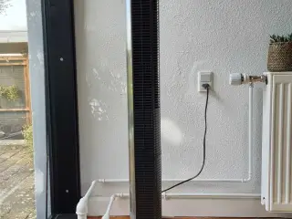 Tårnventilator, sort og slank.