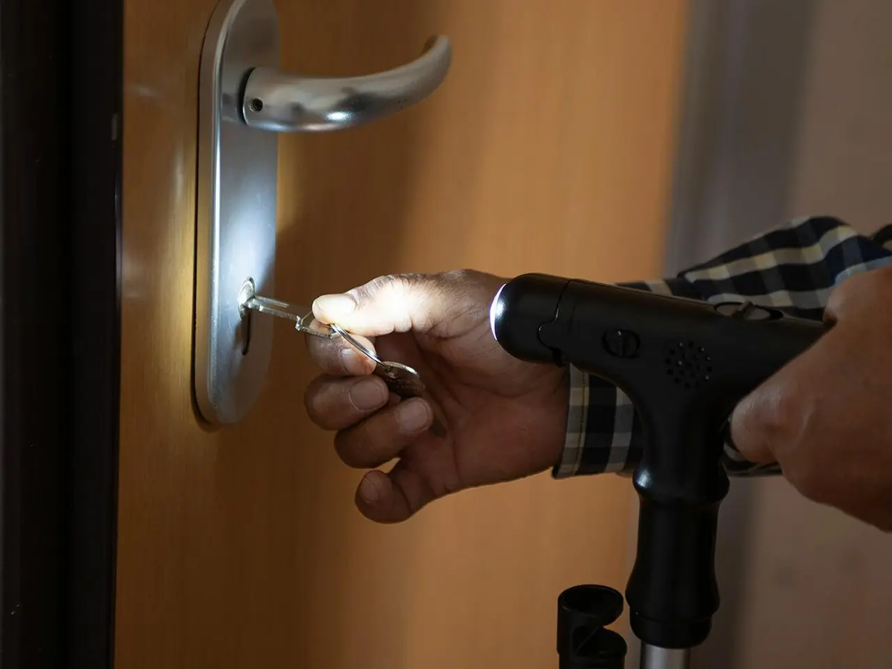 Billede 4 - Vandrestok Hannde med LED-lys, alarm og gribearm
