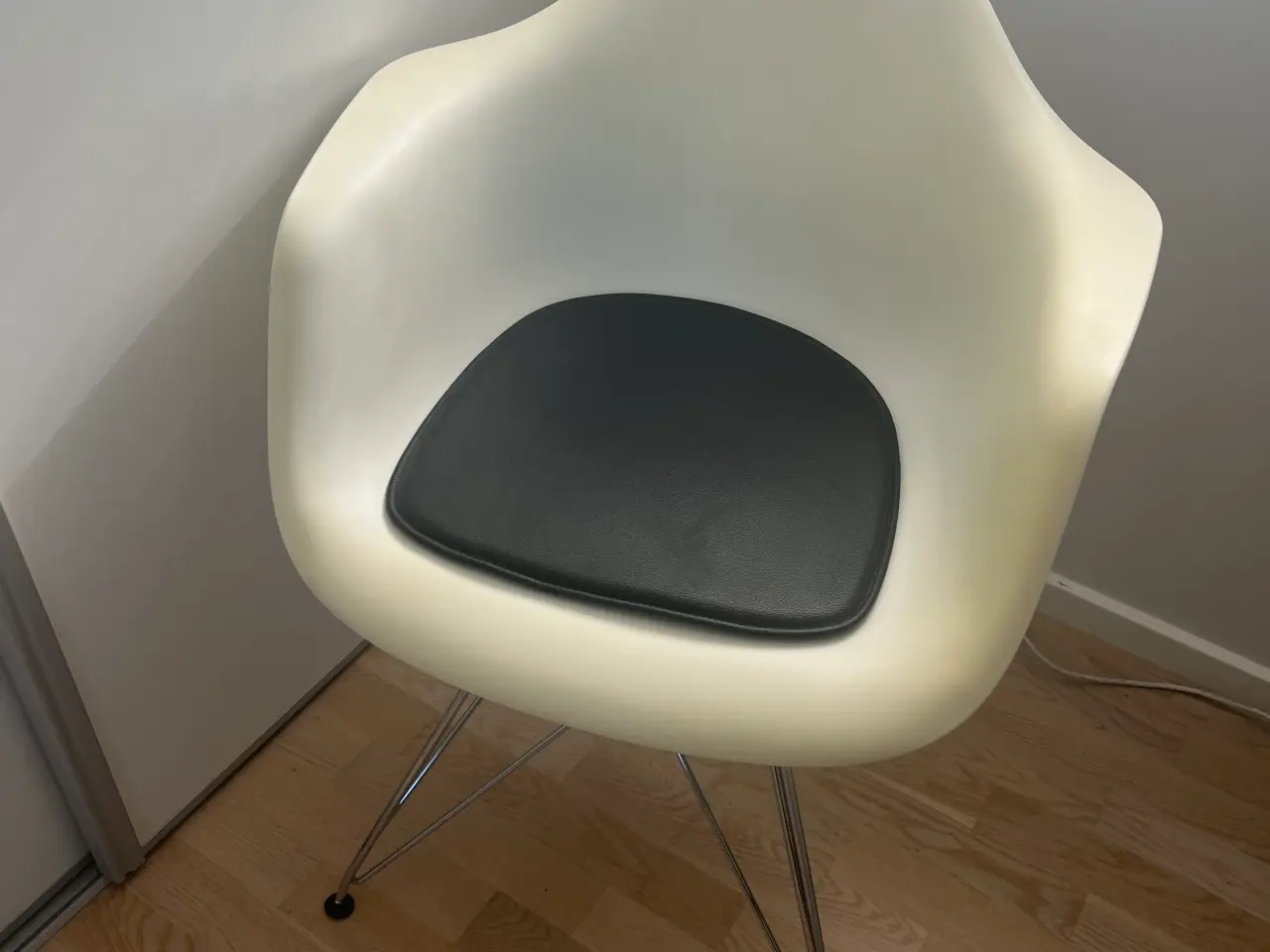 Billede 1 - Eames armchair m læder hynde