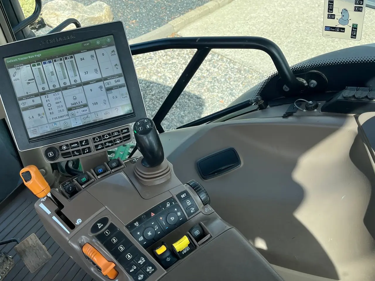 Billede 8 - John Deere 6215R Med frontlift og frontPTO