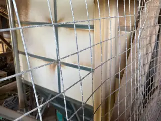 Silo til træpiller el. korn, med snegl sælges.