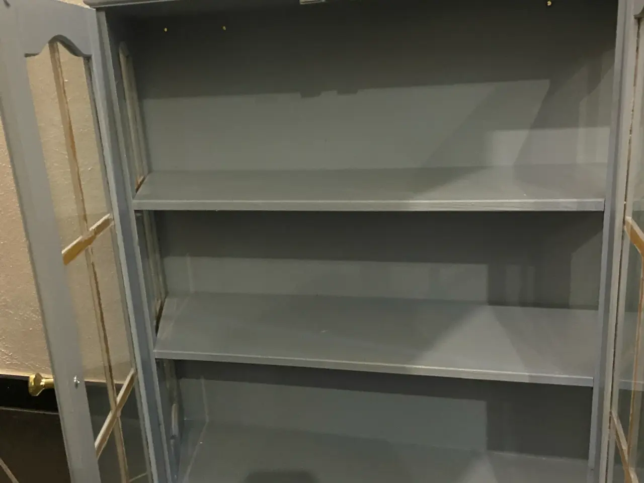 Billede 4 - Fint væghængt skab med glaslåger