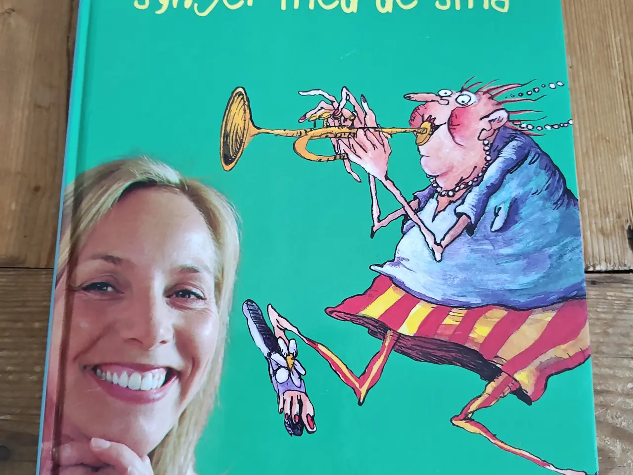 Billede 1 - Alberte synger med de små BOG
