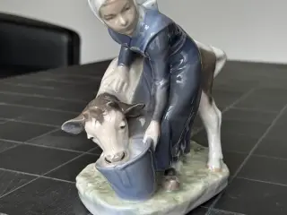 Pige med kalv. Royal Copenhagen figur nr. 779