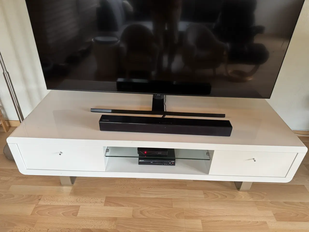 Billede 2 - TV bord i hvid højglans