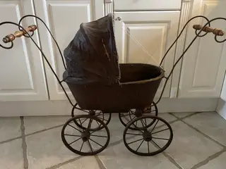 Elegant gl. dukkevogn fra P.M. Knudsen