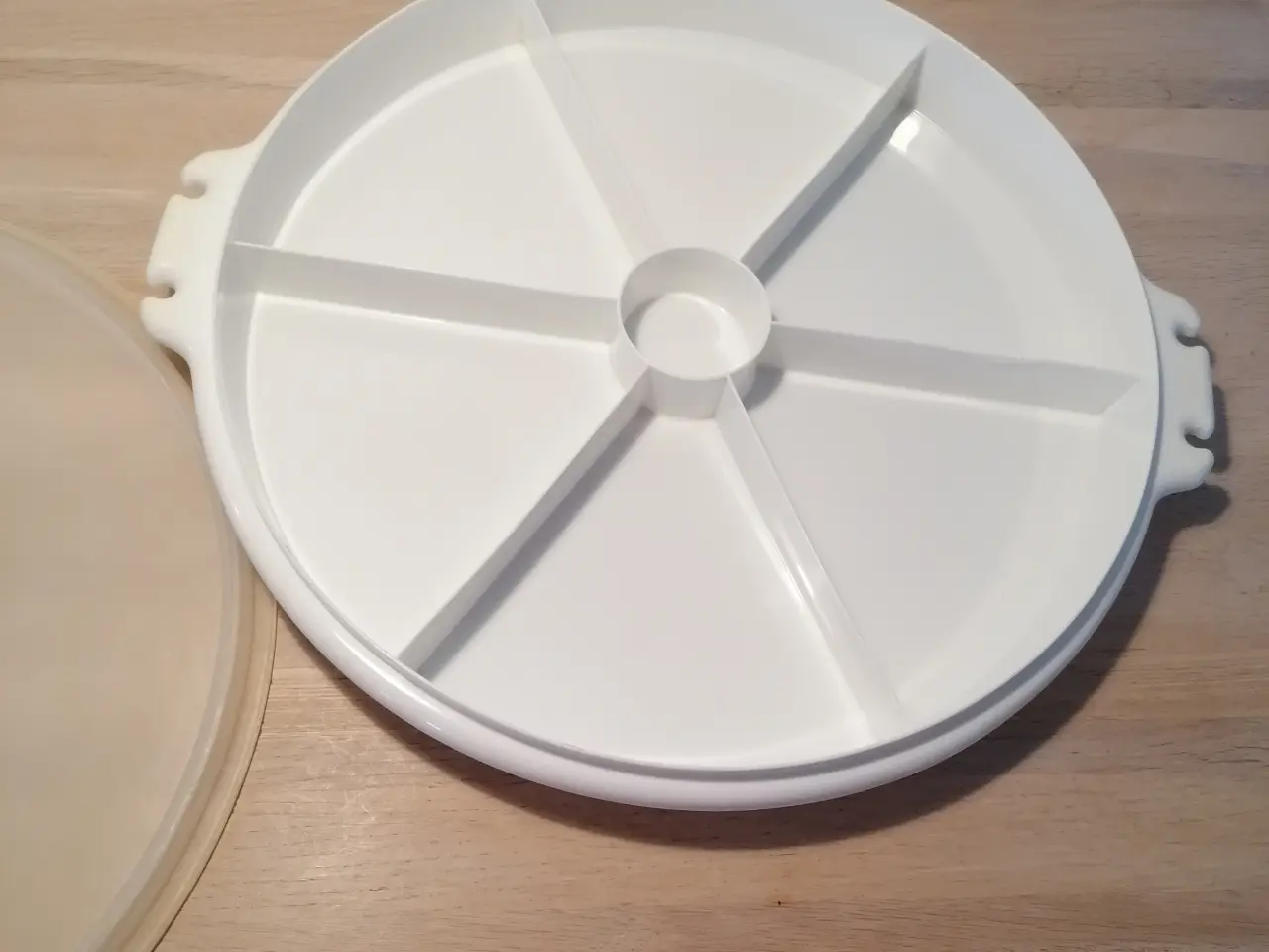 Billede 1 - Tupperware serveringscenter med låg ( ældre model)
