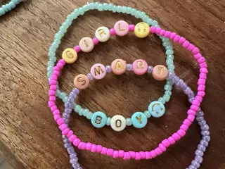 Hjemmelavet armbånd med tekst på