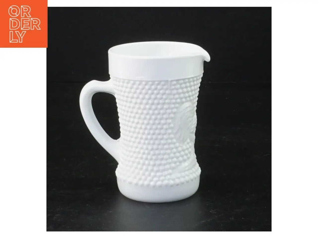 Billede 1 - Hvid presset opaline mælkeglas kande med høne relief prægning (str. 10 x 9 x 6 cm)