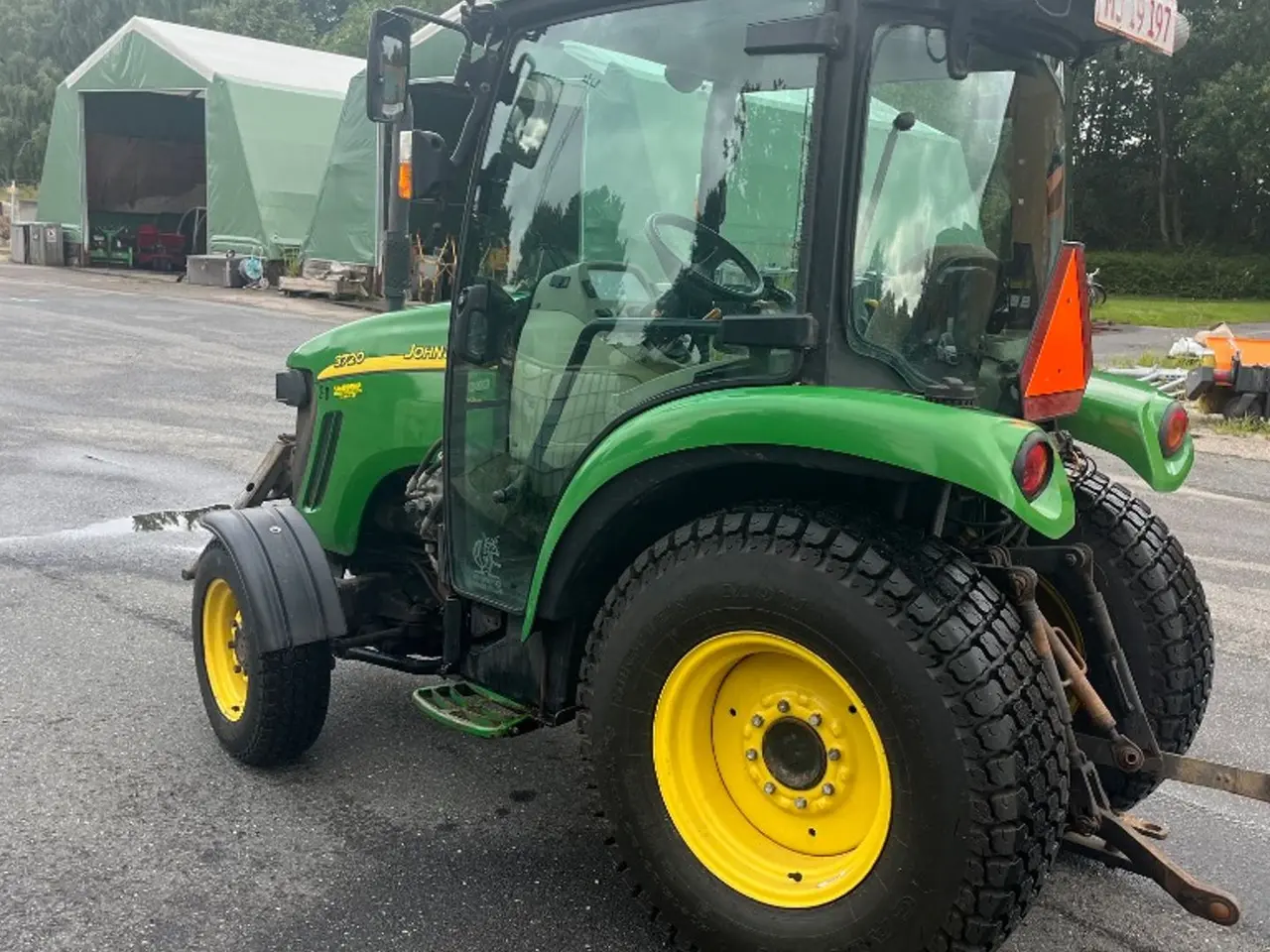Billede 4 - John Deere 3720HST E-Hydro 4 WD traktor med græsdæk.