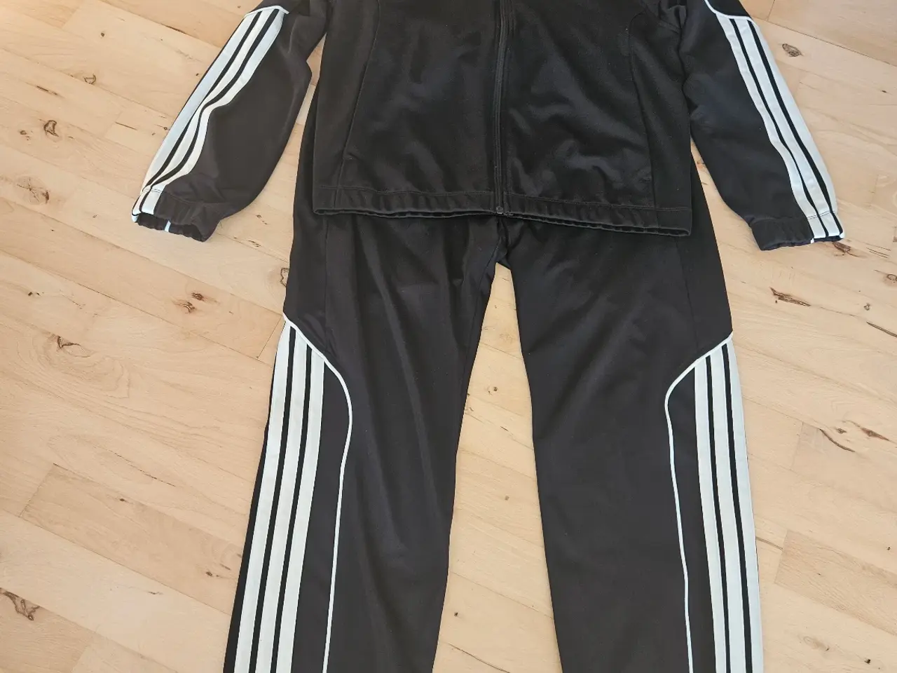 Billede 1 - ADIDAS TRÆNINGS DRAGT