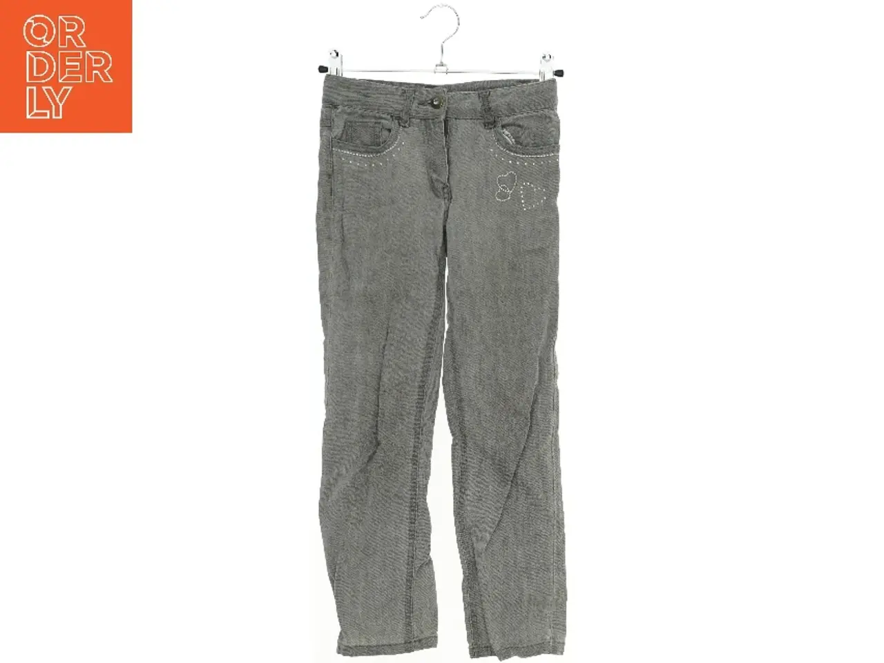 Billede 1 - Grå Jeans med Dekoration (str. 128)