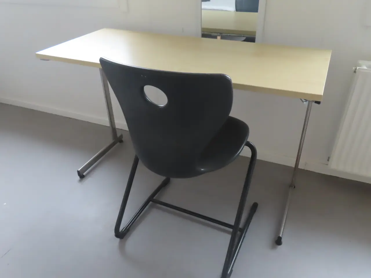 Billede 3 - Indhold på værelse af bord, seng, skab mv.