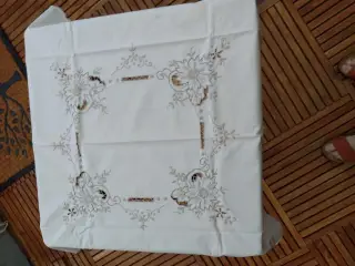 Dug med broderi