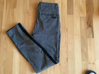 Gråternet med sort stribe