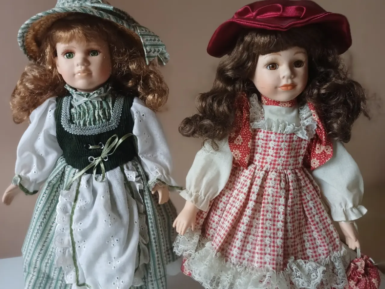 Billede 1 - Porcelænsdukker med kjoler og hatte