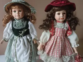 Porcelænsdukker med kjoler og hatte