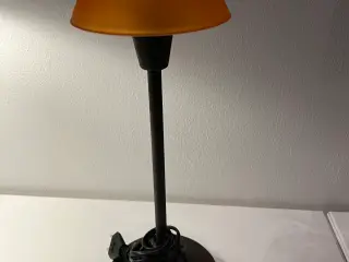 Orange og let konisk bordlampe