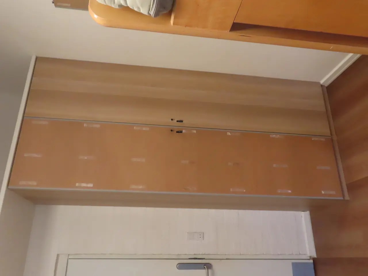 Billede 4 - Indhold på værelse af bord, køjeseng, skab mv.