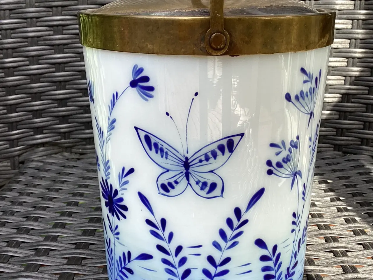 Billede 2 - Fin ældre kiksespand i opaline glas med blå glasur