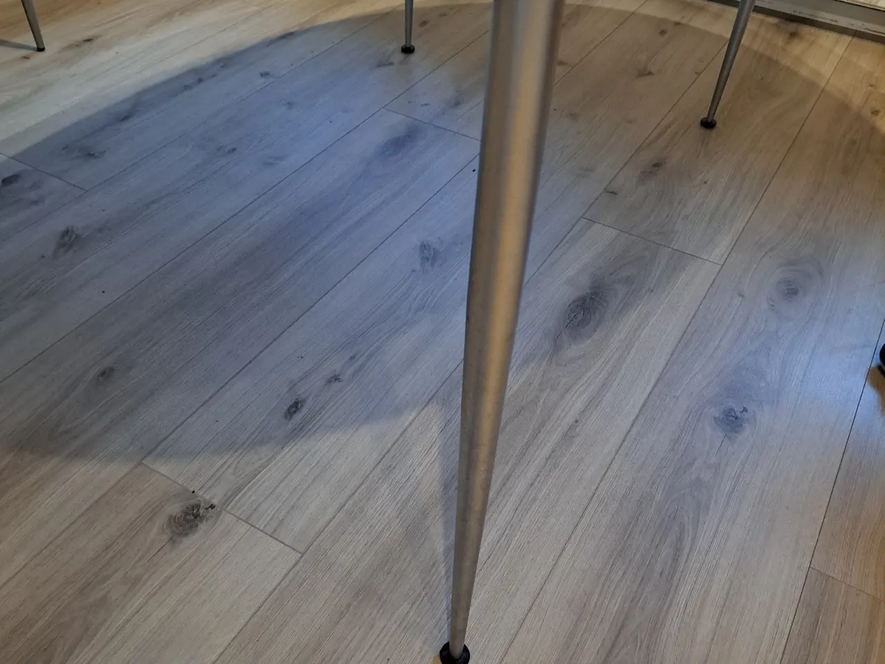 Billede 2 - Spisebord med 4 stole.