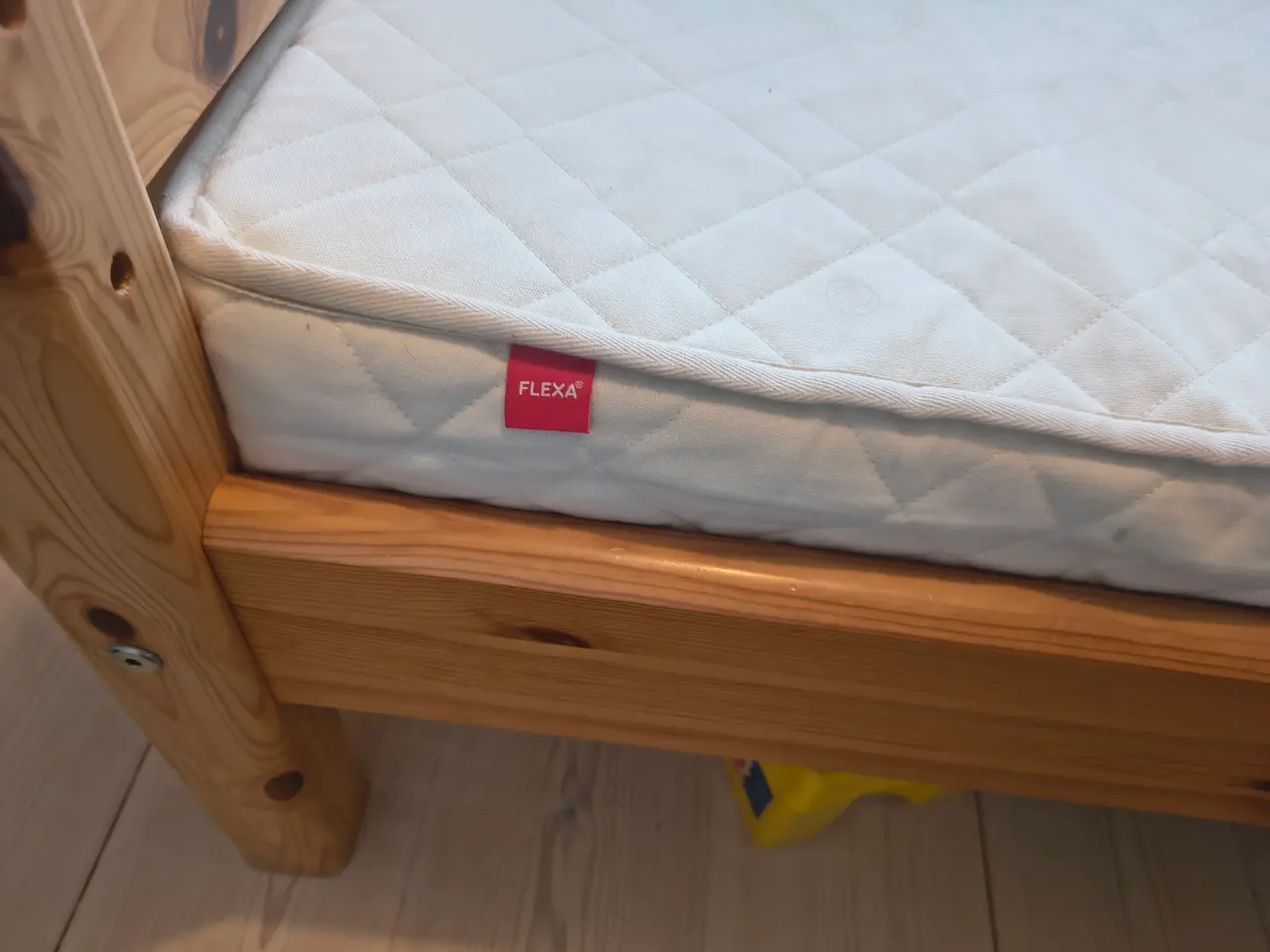 Billede 9 - Flexa enkeltseng fyrretræ med madras og sengehest 