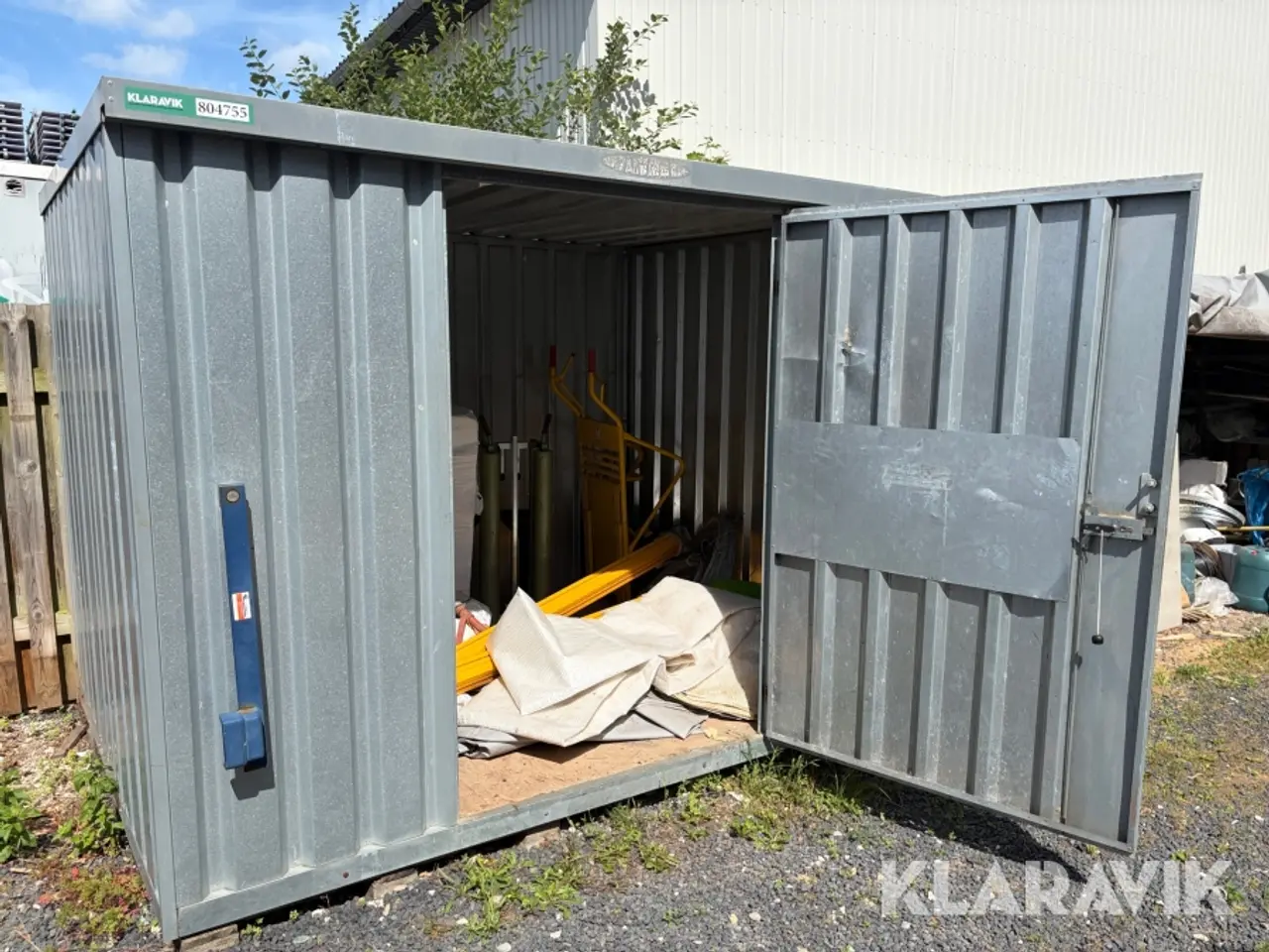Billede 7 - Blikskur med indhold og container låsebom
