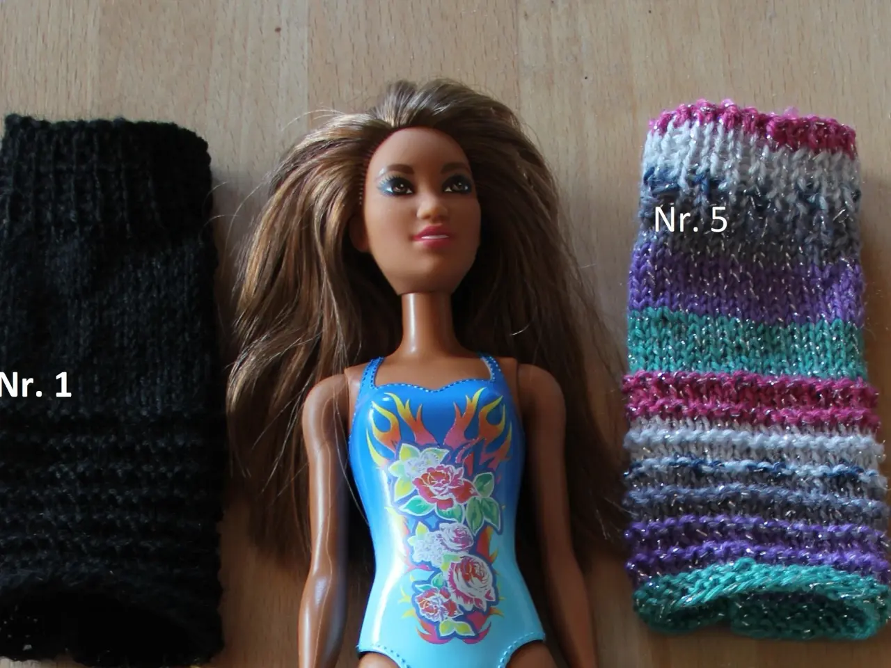 Billede 1 - Hjemmestrikkede Barbie kjoler. Flere farver