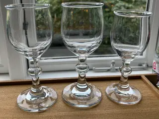 ISS GLASSERVICE - Holmegaard rød 4 + hvid 1 stk.