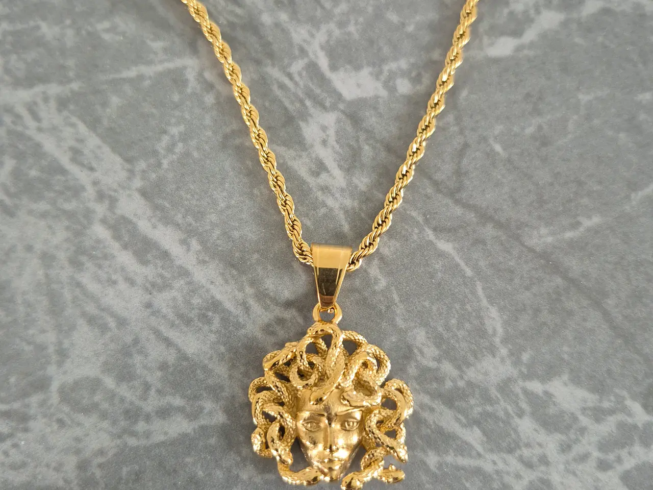Billede 4 - 3mm goldfilled rope chain med medusa vedhæng