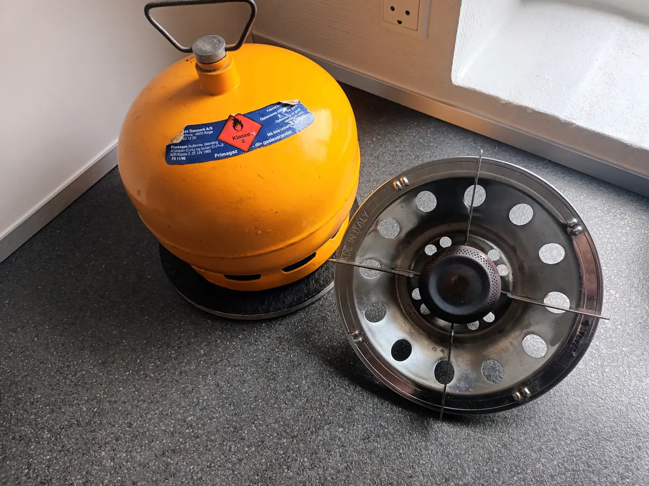 Billede 2 - 2 kg gasflaske med brænder, delvis fyldt med gas.