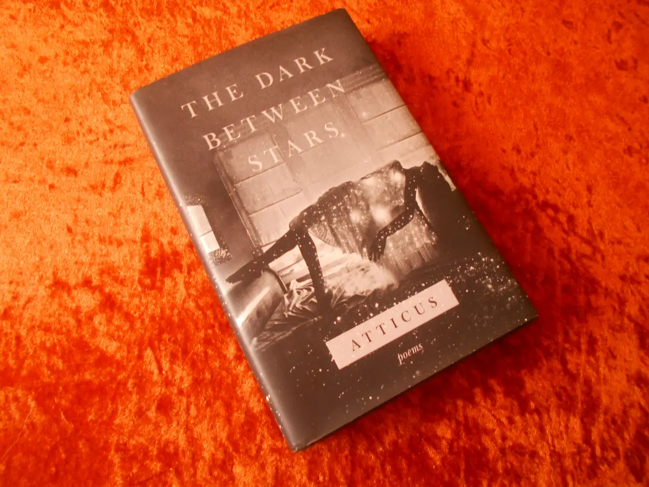 Billede 1 - The Dark Between Stars, Atticus Poetry