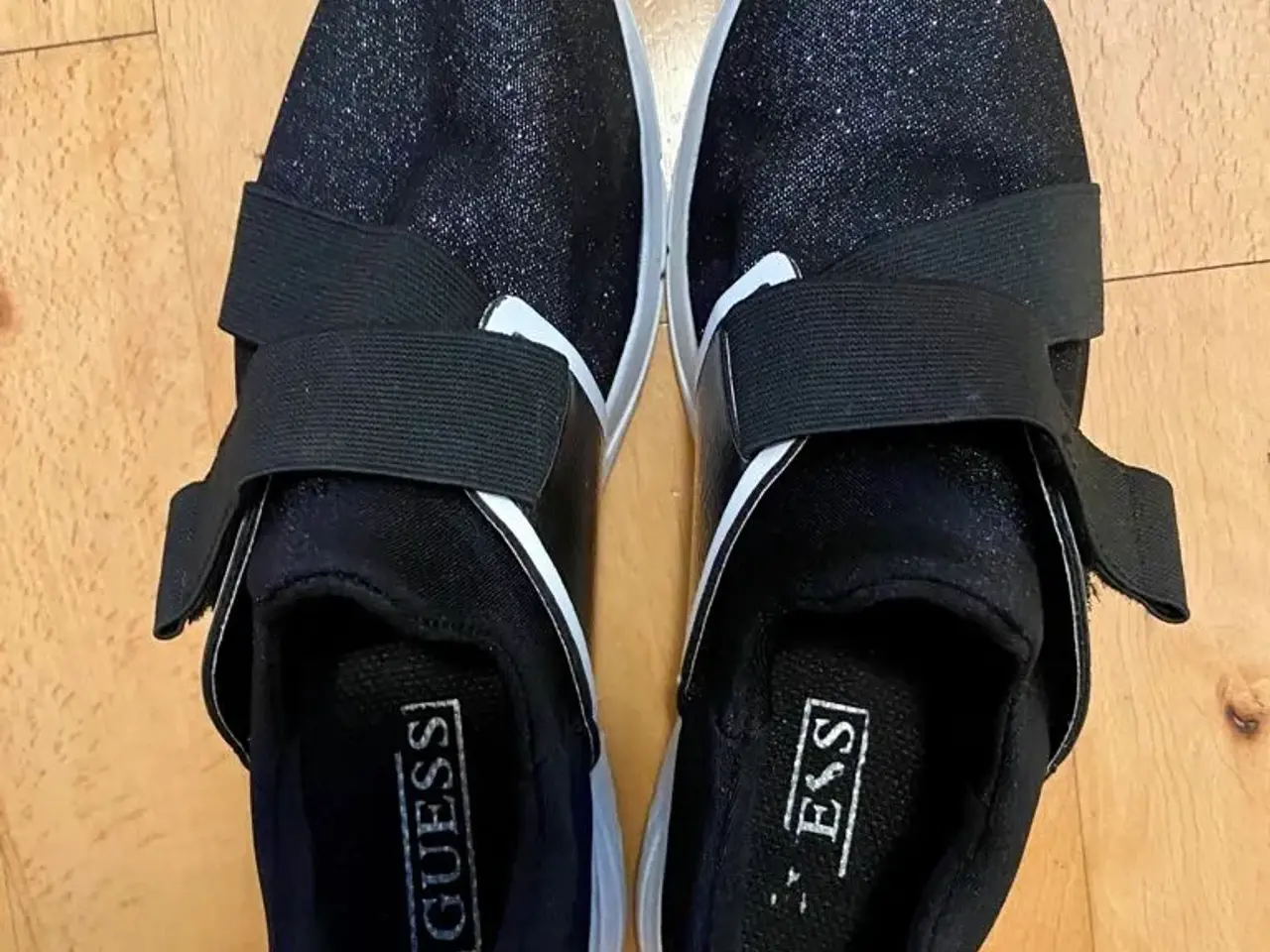 Billede 4 - GUESS sneakers til salg