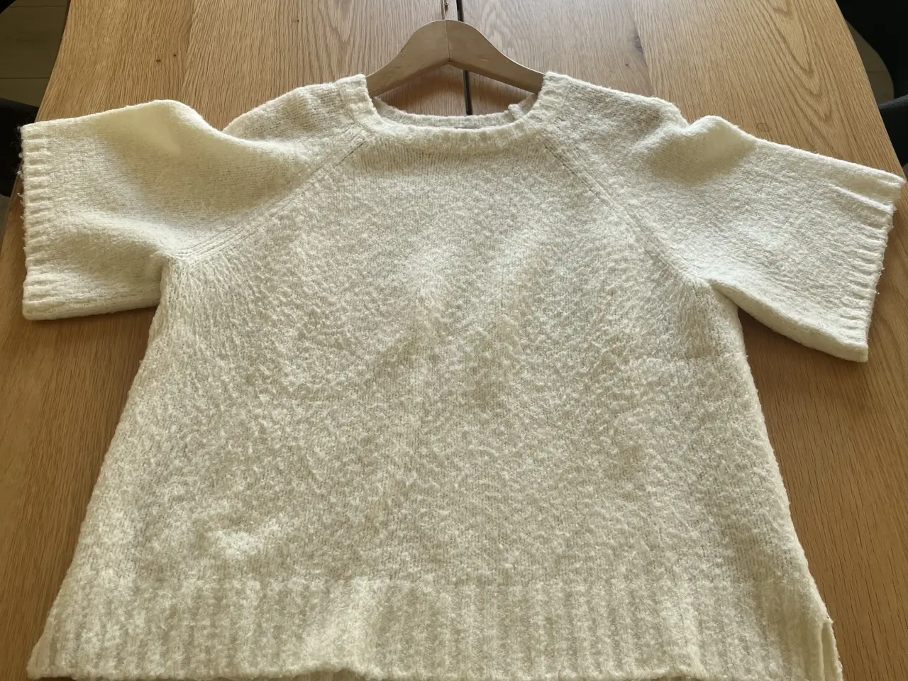Billede 1 - Bluse fra Fine Copenhagen. Brystmål ca 54 cm.