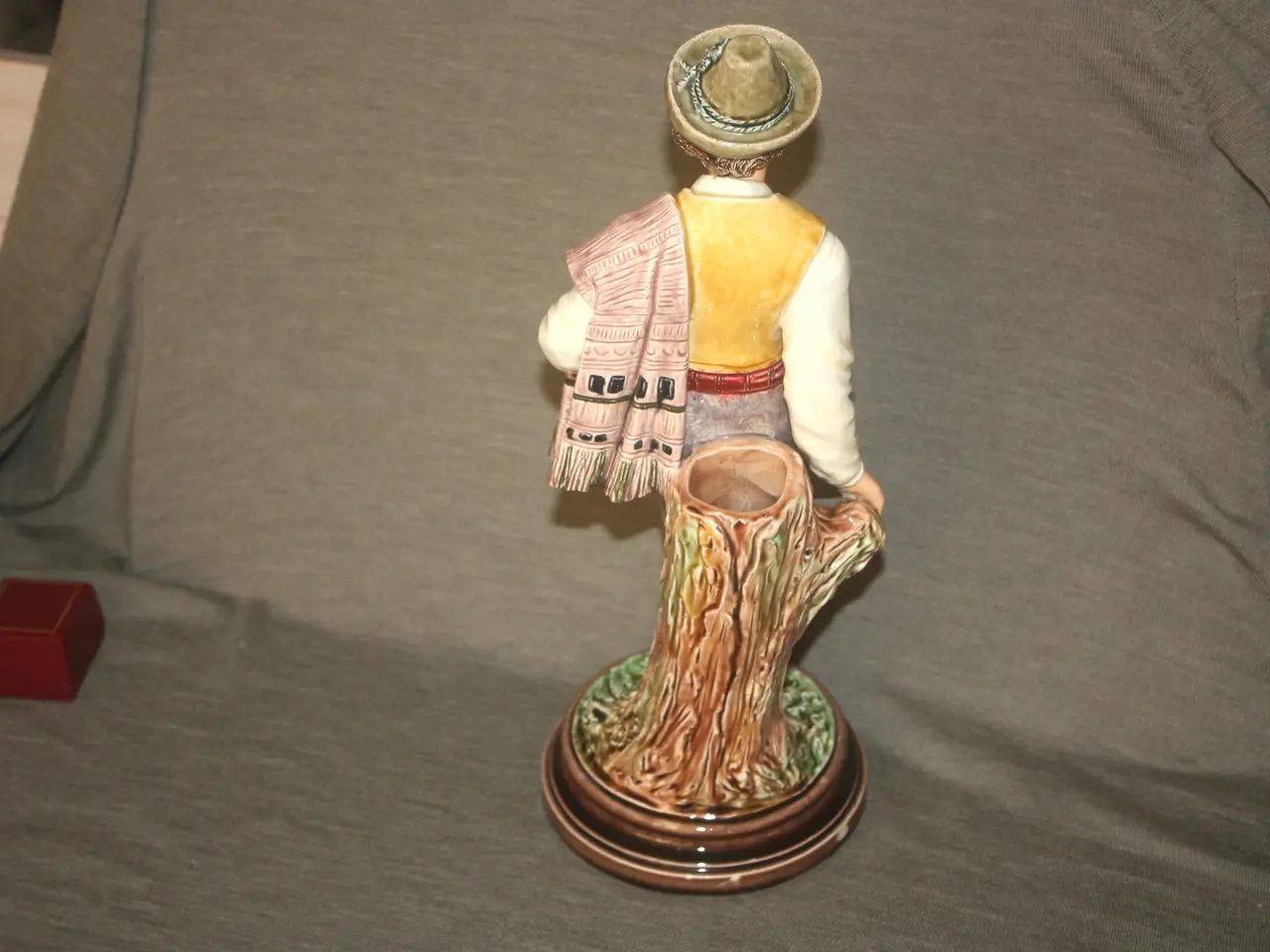 Billede 4 - Antik Figur 33,5 cm med en vase på bagsiden