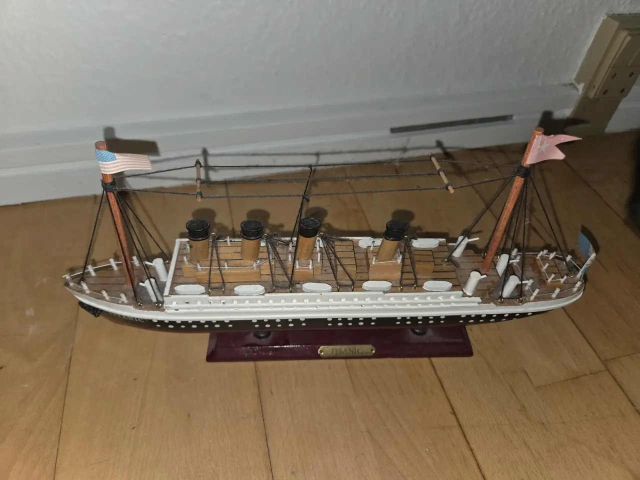 Billede 2 - Titanic modelskib i træ