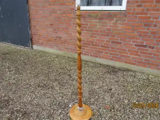 1 stk Standerlampe i Egetræ Med Udskæringer