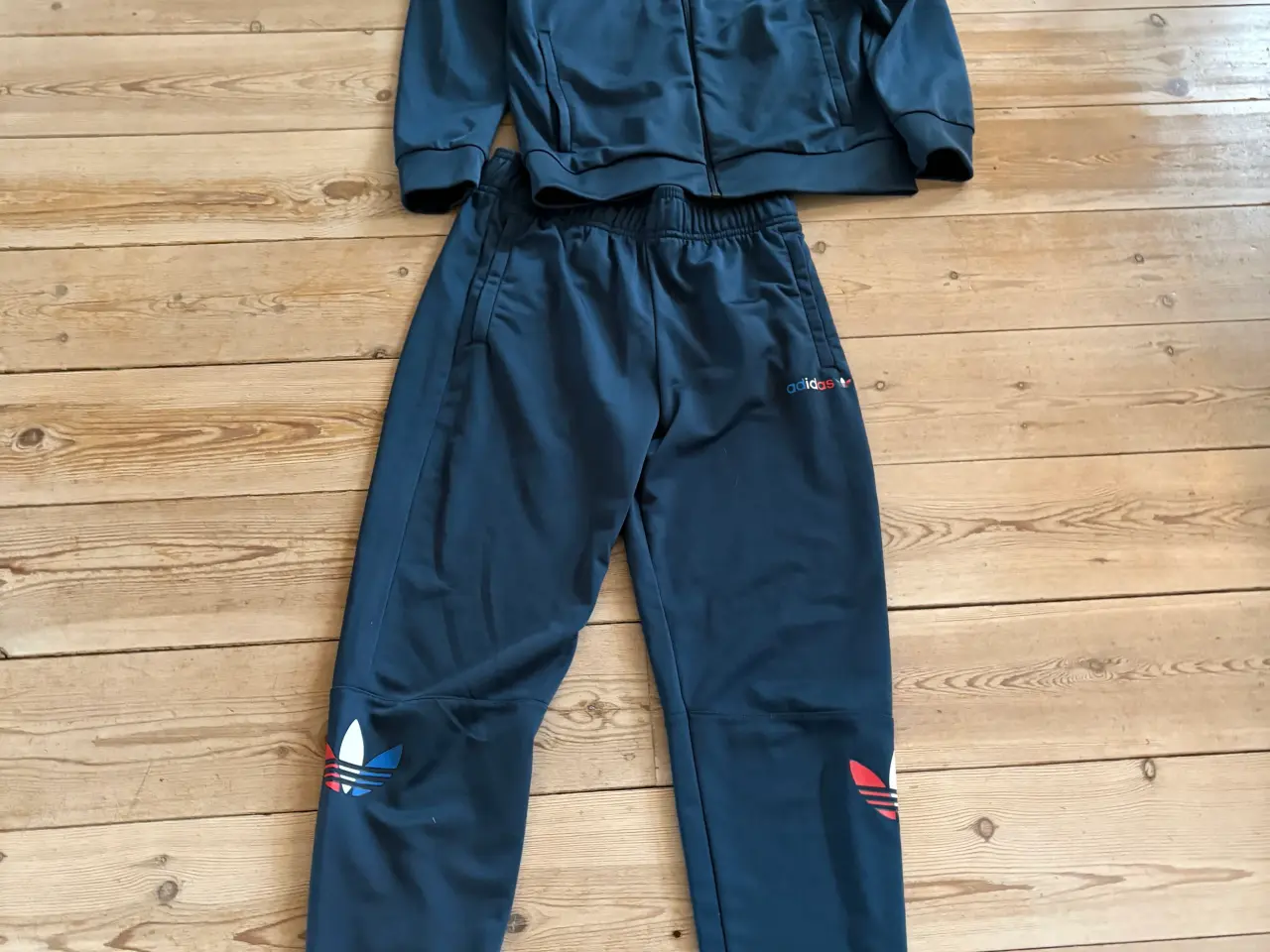 Billede 4 - Adidas træningssæt str 158