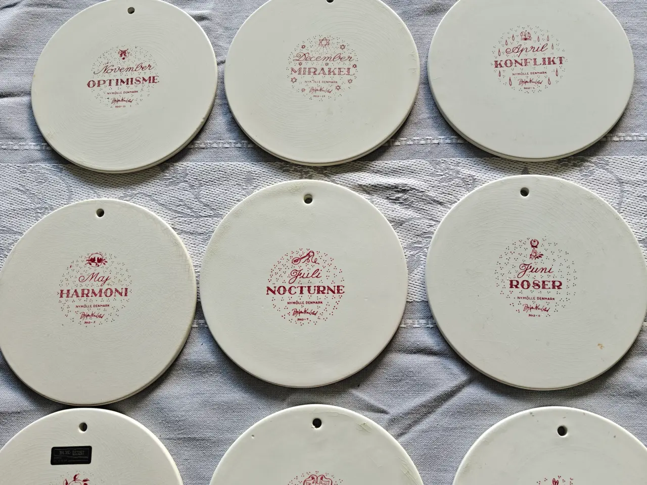 Billede 2 - Rød og hvid Bjørn Wiinblad platter 