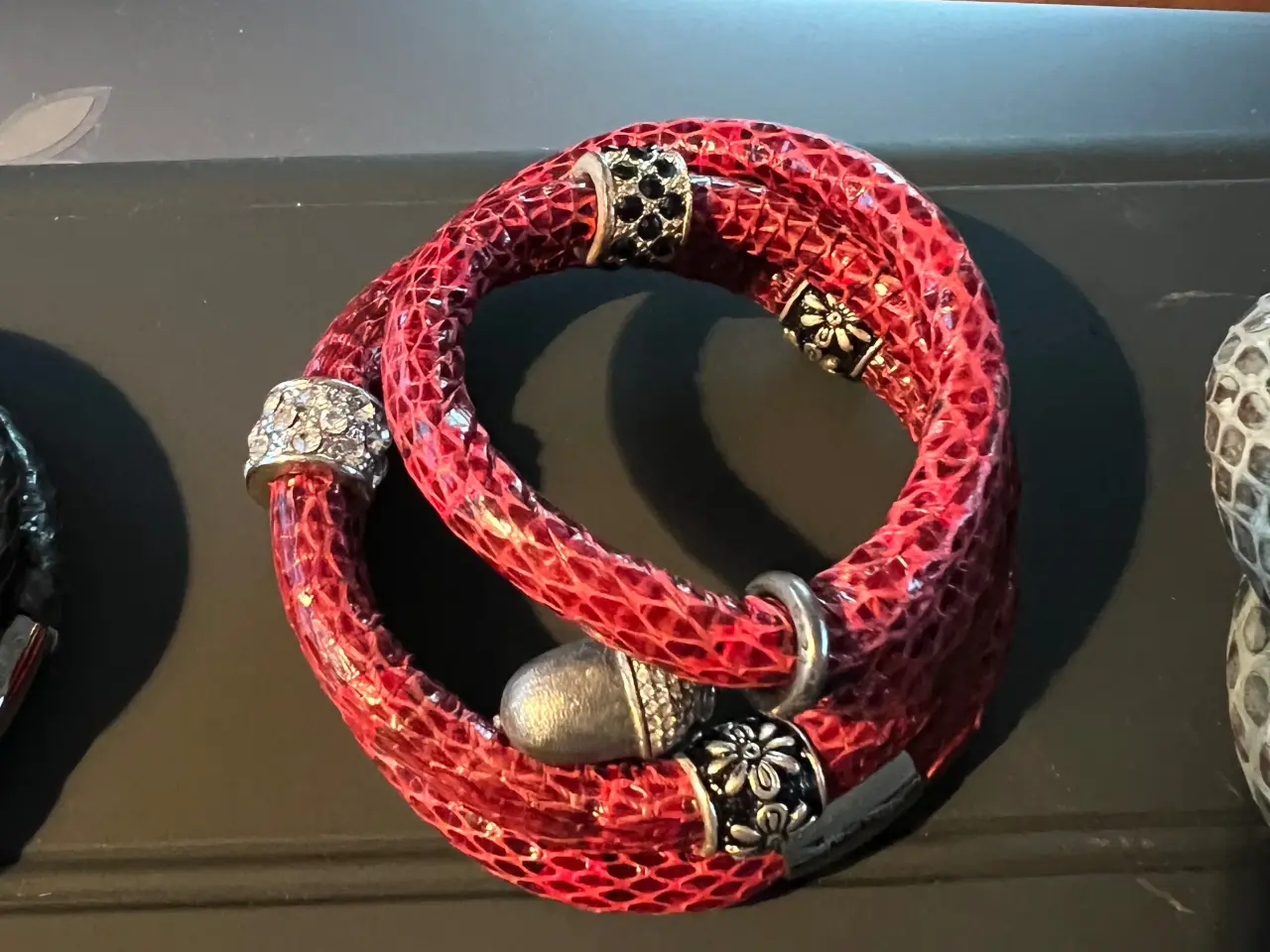 Billede 2 - Smukke story armbånd ca 57 cm