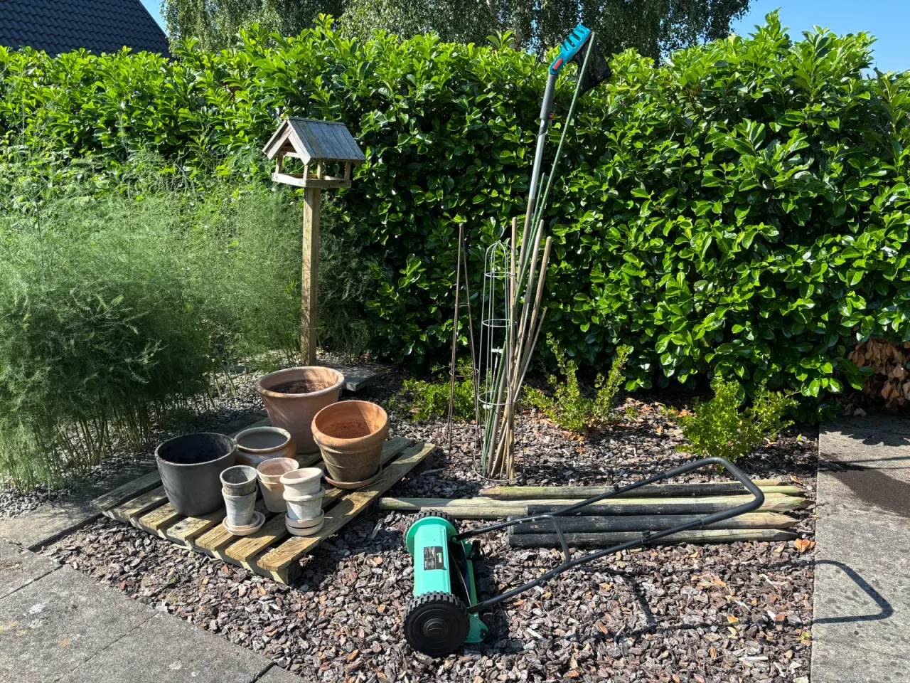 Billede 1 - Havekrukker og plantebure og pinde til haven