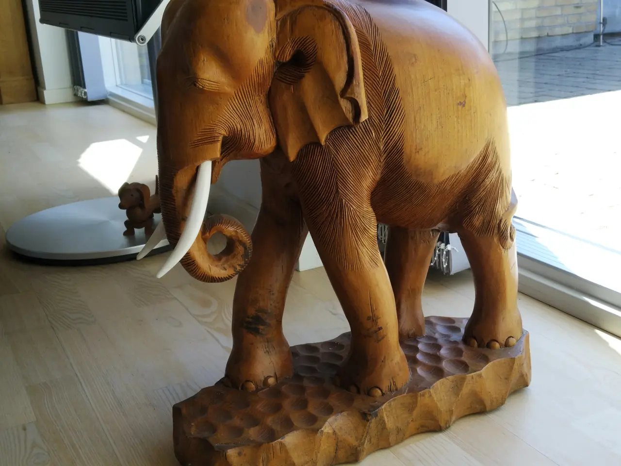 Billede 4 - Håndskåret træskulptur af elefant meget detaljeret