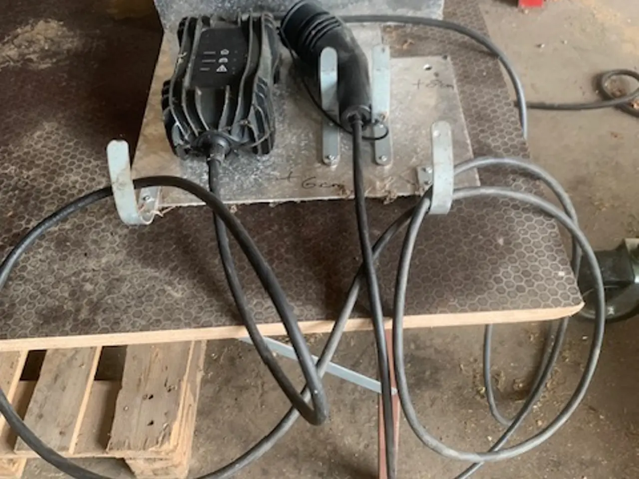 Billede 1 - Lader 9 kw. til hybridbil inc. ophæng