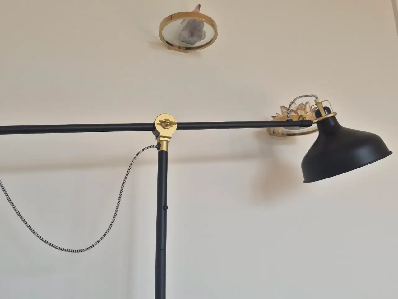 Billede 1 - gulvlampe – sort/messing – flot stand