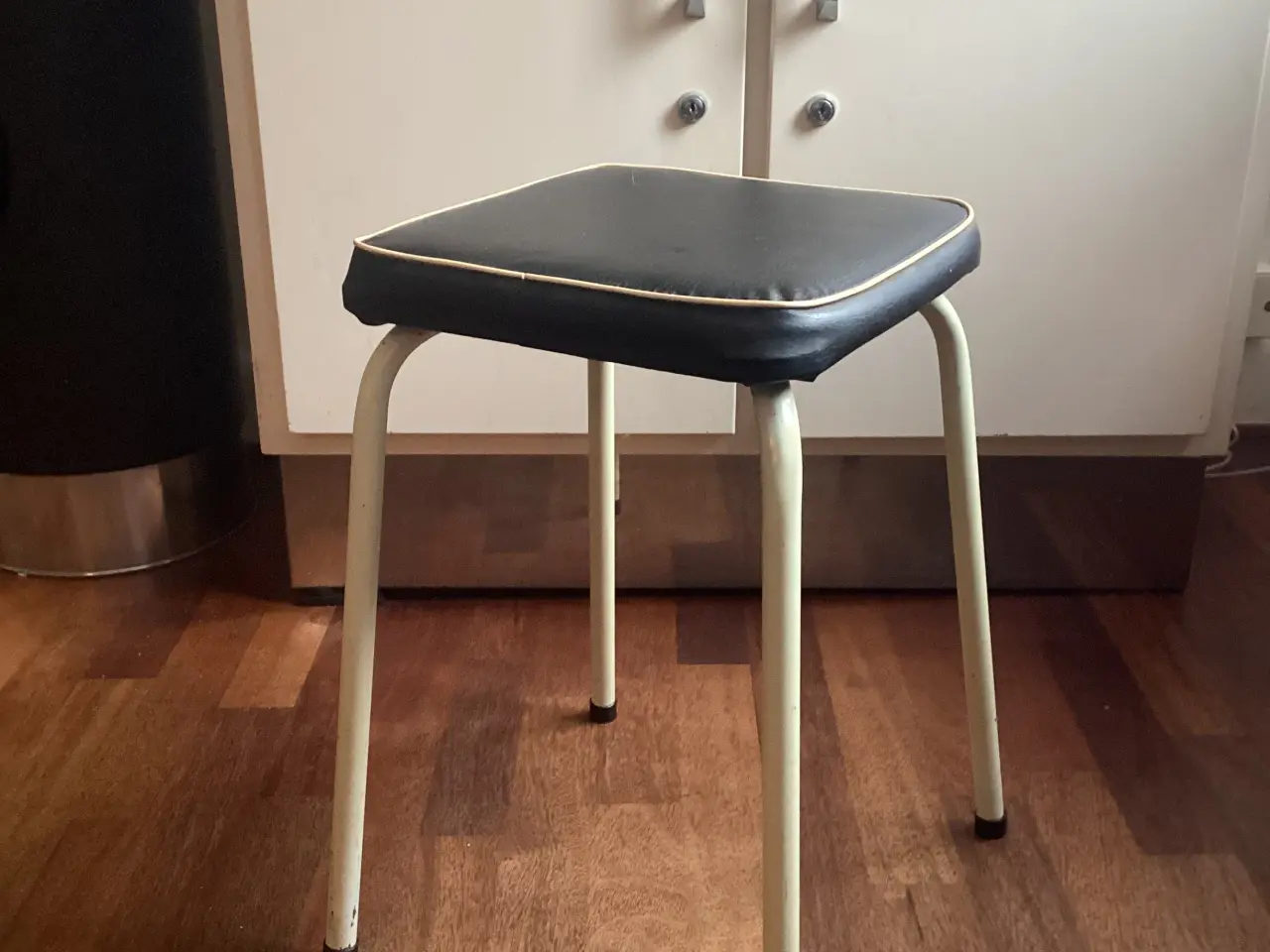 Billede 2 - Retro taburet med sort nappa sæde