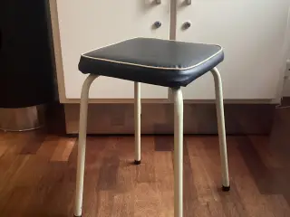 Retro taburet med sort nappa sæde
