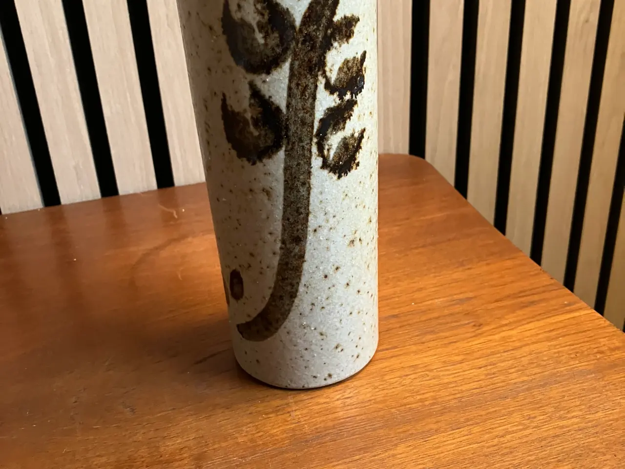 Billede 2 - Ravnild vase i høj, cylindrisk form